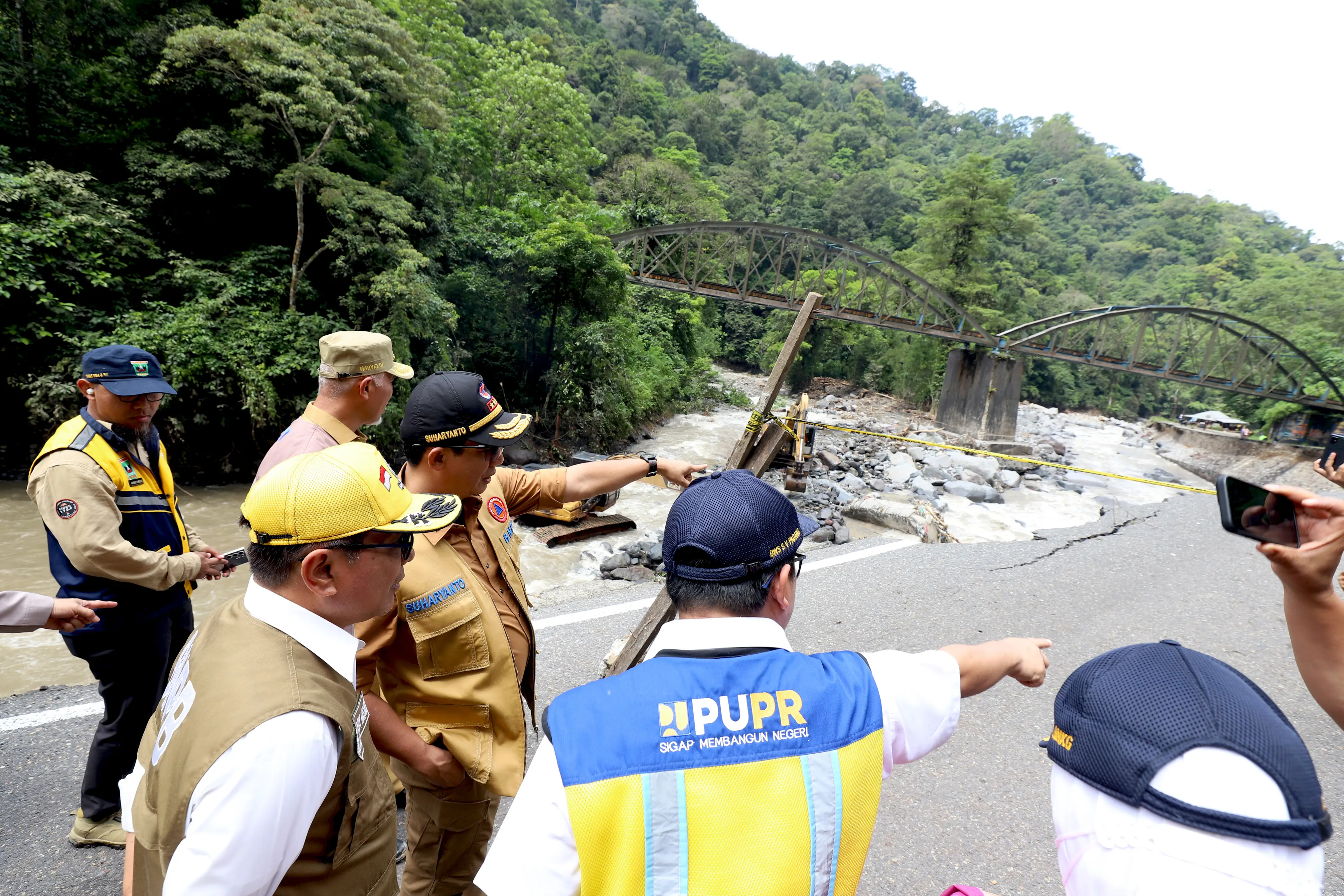 Kepala BNPB Letjen TNI Suharyanto (kemeja dan rompi cokelat) beserta rombongan saat meninjau lokasi terdampak banjir lahar hujan dan tanah longsor di Lubuk Mata Kucing, Kota Padang Panjang, Sumatra Barat, pada Selasa (14/5).